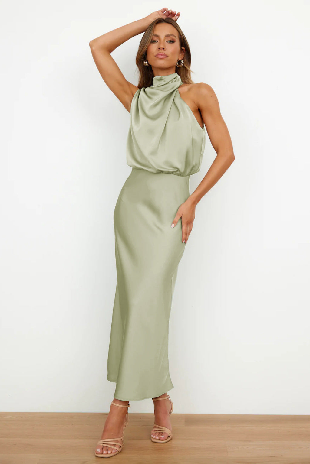 Carlina | Langes Satin-Kleid mit Halterneck-Design