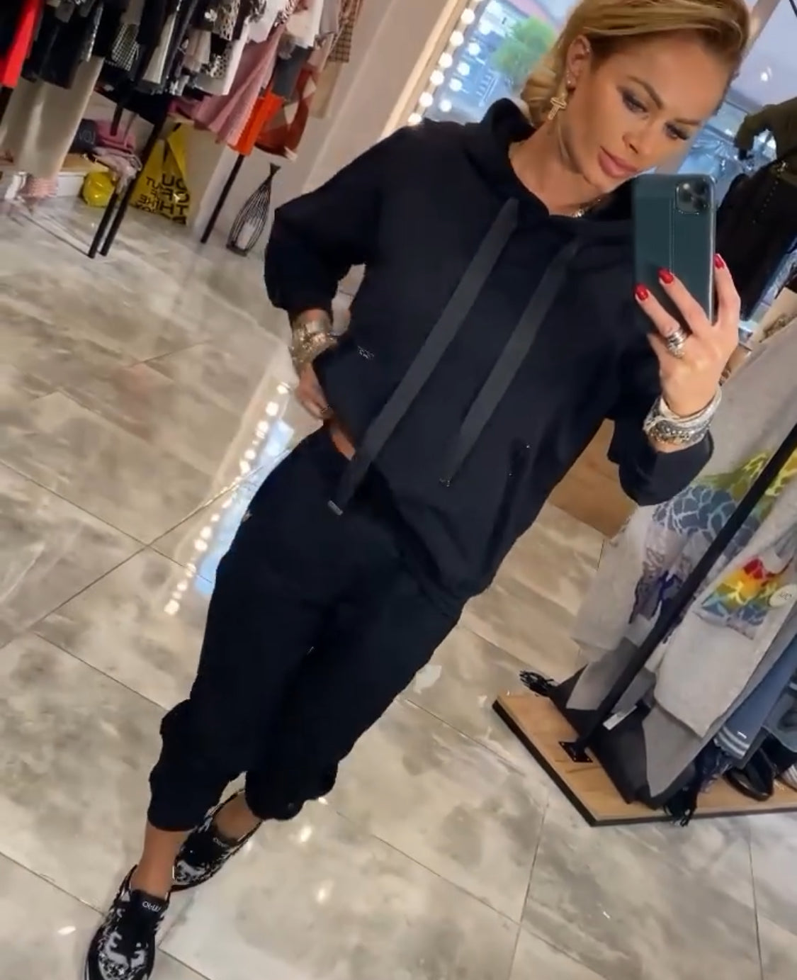 Cristina® | Anzug mit Strasssteinen und Kapuze