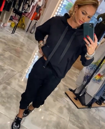 Cristina® | Anzug mit Strasssteinen und Kapuze