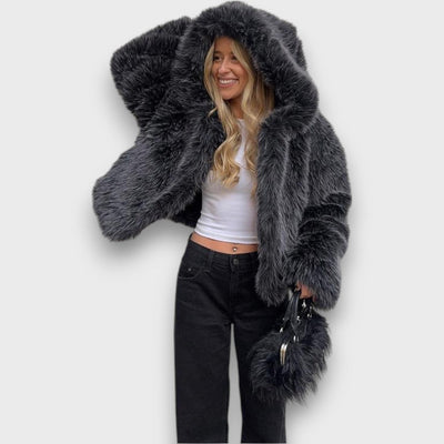 Leyana – Oversize-Faux-Fur-Jacke mit Kapuze in Rauchgrau