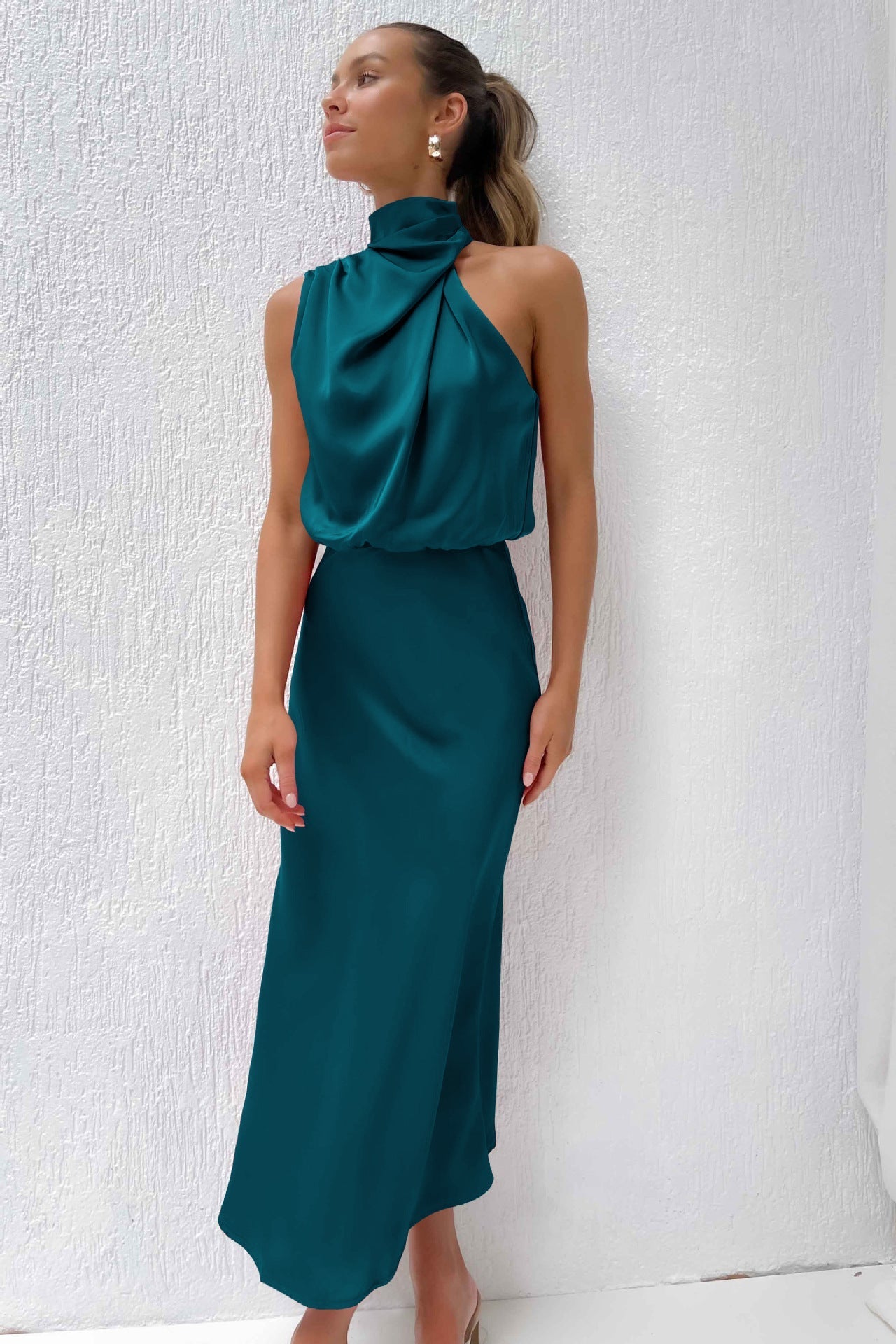 Carlina | Langes Satin-Kleid mit Halterneck-Design