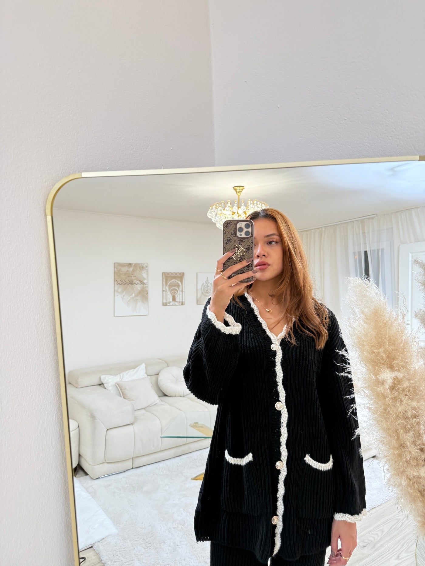 Strick-Set mit goldenen Knöpfen