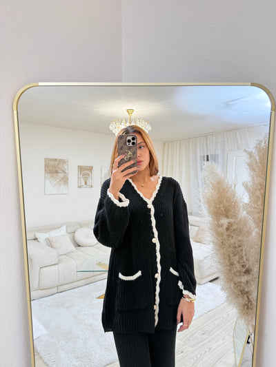 Strick-Set mit goldenen Knöpfen