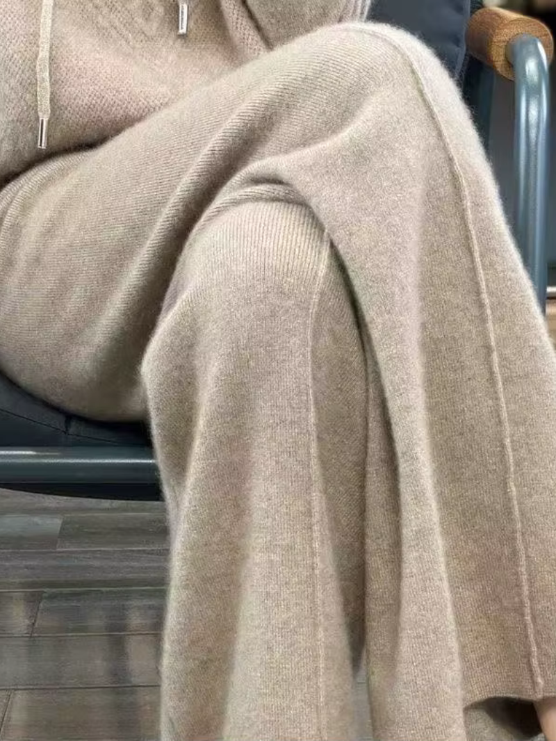 ELVINA – DIE STRICKHOSE MIT WEITEM BEIN FÜR STILVOLLE GEMÜTLICHKEIT