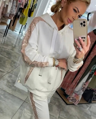 Cristina® | Anzug mit Strasssteinen und Kapuze