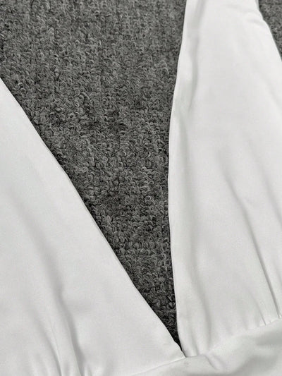 Minikleid mit Halterneck und Skater-Schnitt – Figurbetont & Feminin