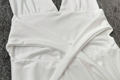 Minikleid mit Halterneck und Skater-Schnitt – Figurbetont & Feminin