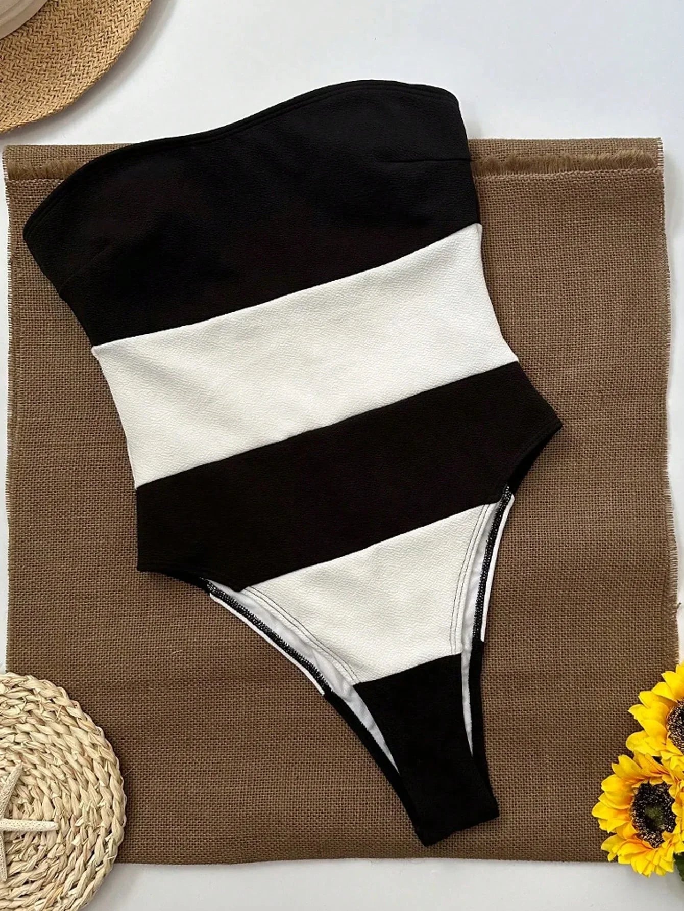 Schulterfreier Einteiler mit Kontraststreifen & High-Leg Cut