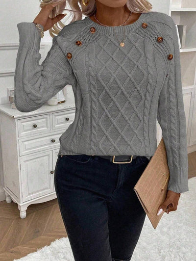 Clara – Pullover mit Knopfdetails und Zopfmuster