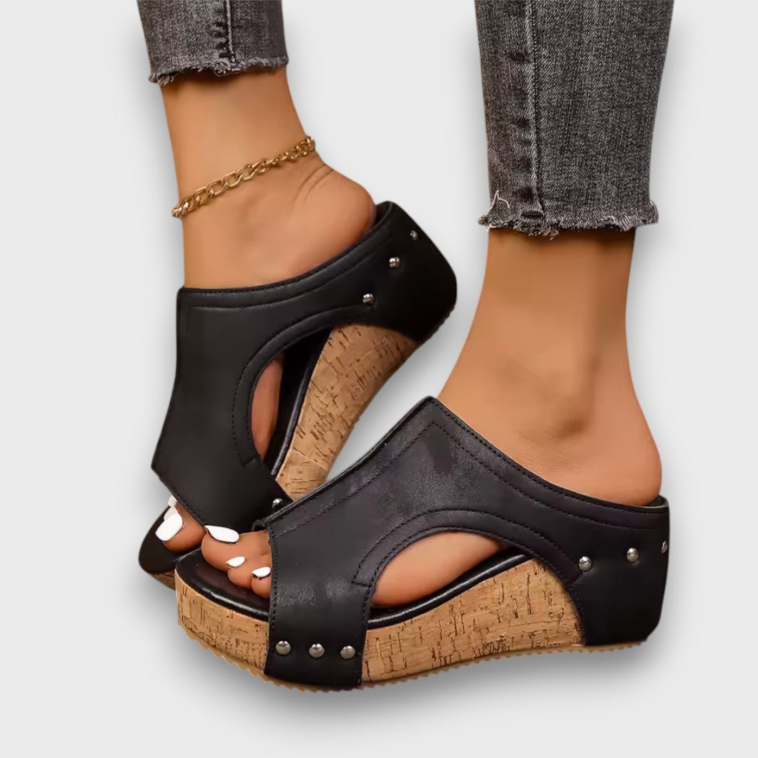 Raya – Keilsandalen mit Cut-Out-Design