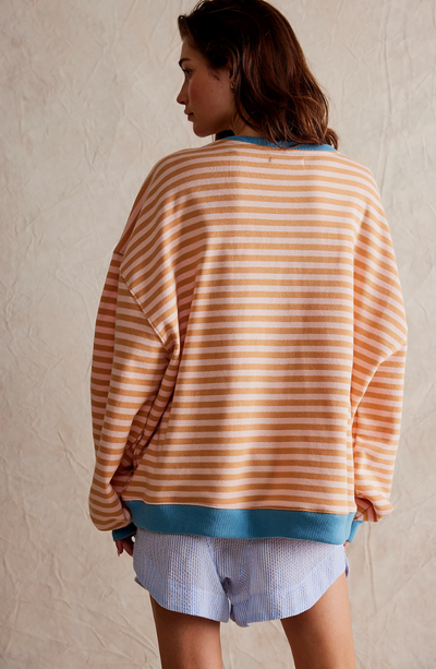 Lässig gestreiftes damen-sweatshirt mit kontrastierenden Akzenten
