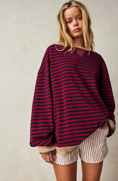 Lässig gestreiftes damen-sweatshirt mit kontrastierenden Akzenten