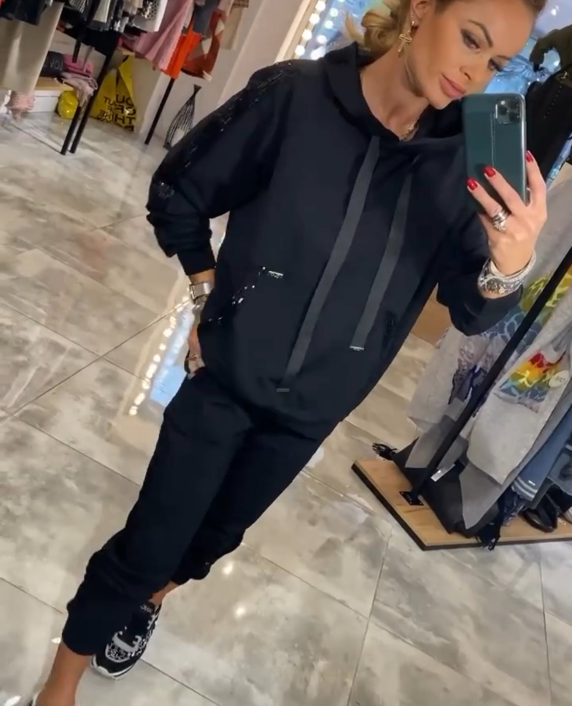 Cristina® | Anzug mit Strasssteinen und Kapuze