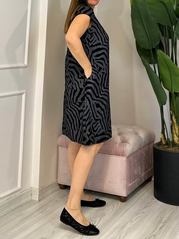 Nelia - Zebra-Print Kleid mit Rundhalsausschnitt
