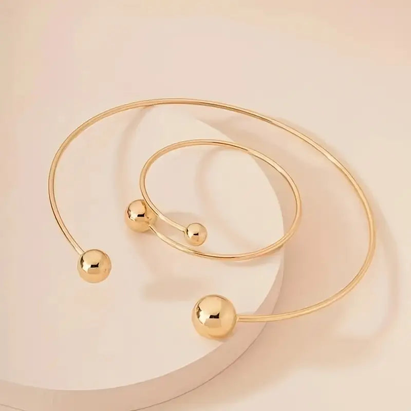 Set aus minimalistischen Gold-Halsband und Armreifen