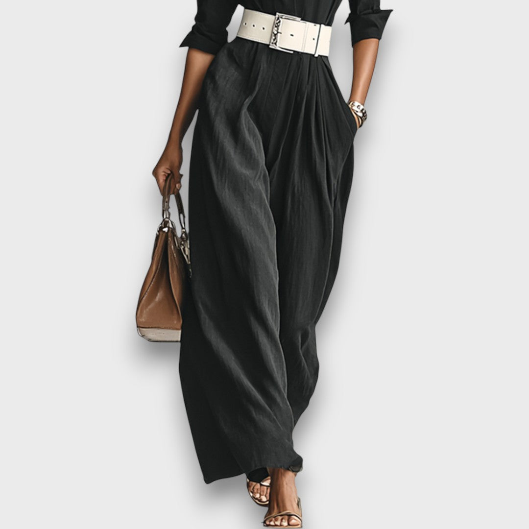 Serenya – Langer Einteiler mit Reverskragen und Taillengürtel