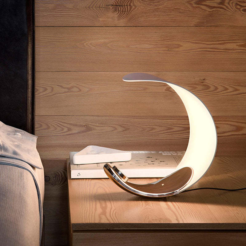Designer Tischlampe „Halbmond“ – Modernes LED-Lichtobjekt im Mond-Design