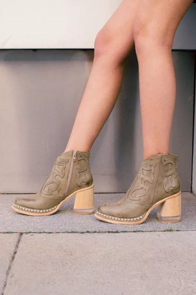 Elisa | Western-Stiefeletten in Nude mit Blockabsatz & Nieten