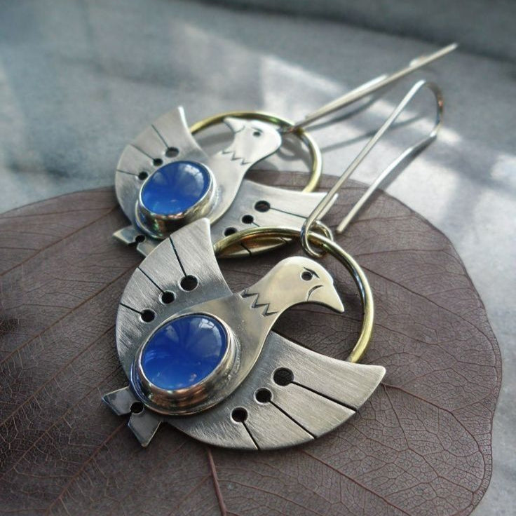 LIVIAI – Elegante Vintage-Vogelohrringe aus Silber mit funkelndem blauen Kristall