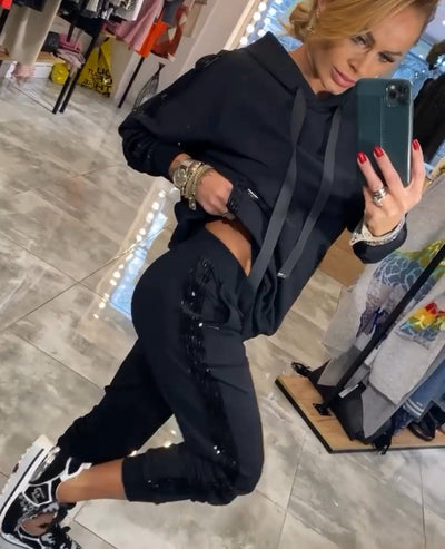 Cristina® | Anzug mit Strasssteinen und Kapuze