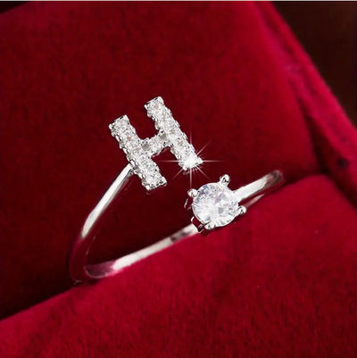 Eleganter Buchstaben Ring mit Diamanten in Gold und Silber