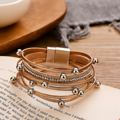 Mehrlagiges Lederarmband für Damen – Roségold mit Perlen und Kristall-Akzenten