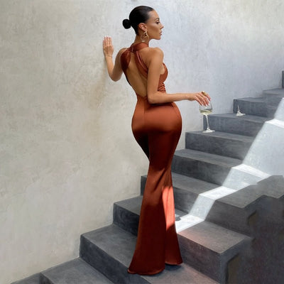 Elegantes Halterneck-Abendkleid aus Satin – Figurbetont & Rückenfrei