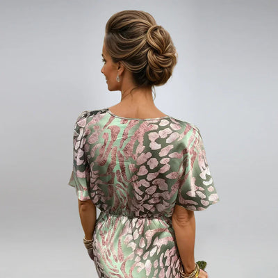 Kelsey – Maxi-Kleid mit V-Ausschnitt und gedrehtem Design