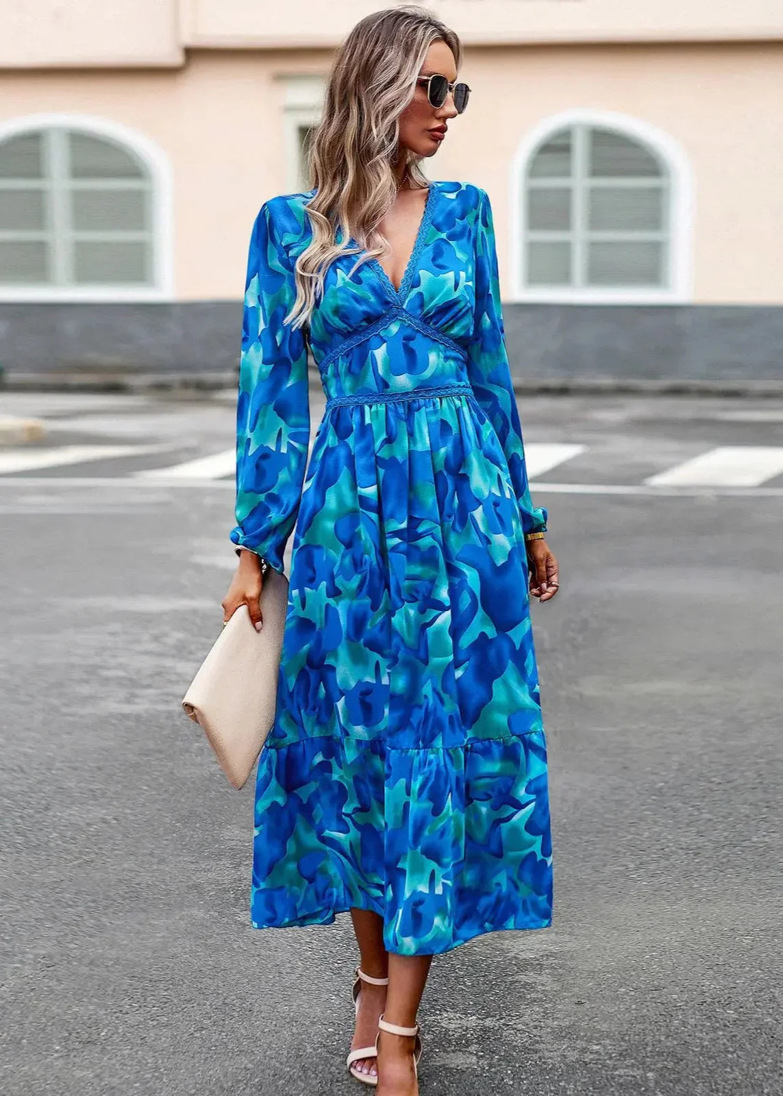 Lara - Figurbetontes Blumenkleid