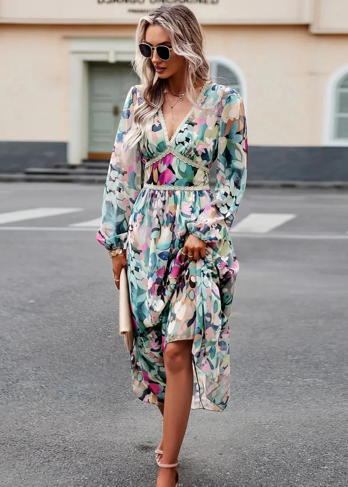 Lara - Figurbetontes Blumenkleid