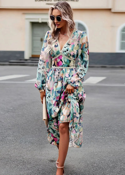 Lara - Figurbetontes Blumenkleid