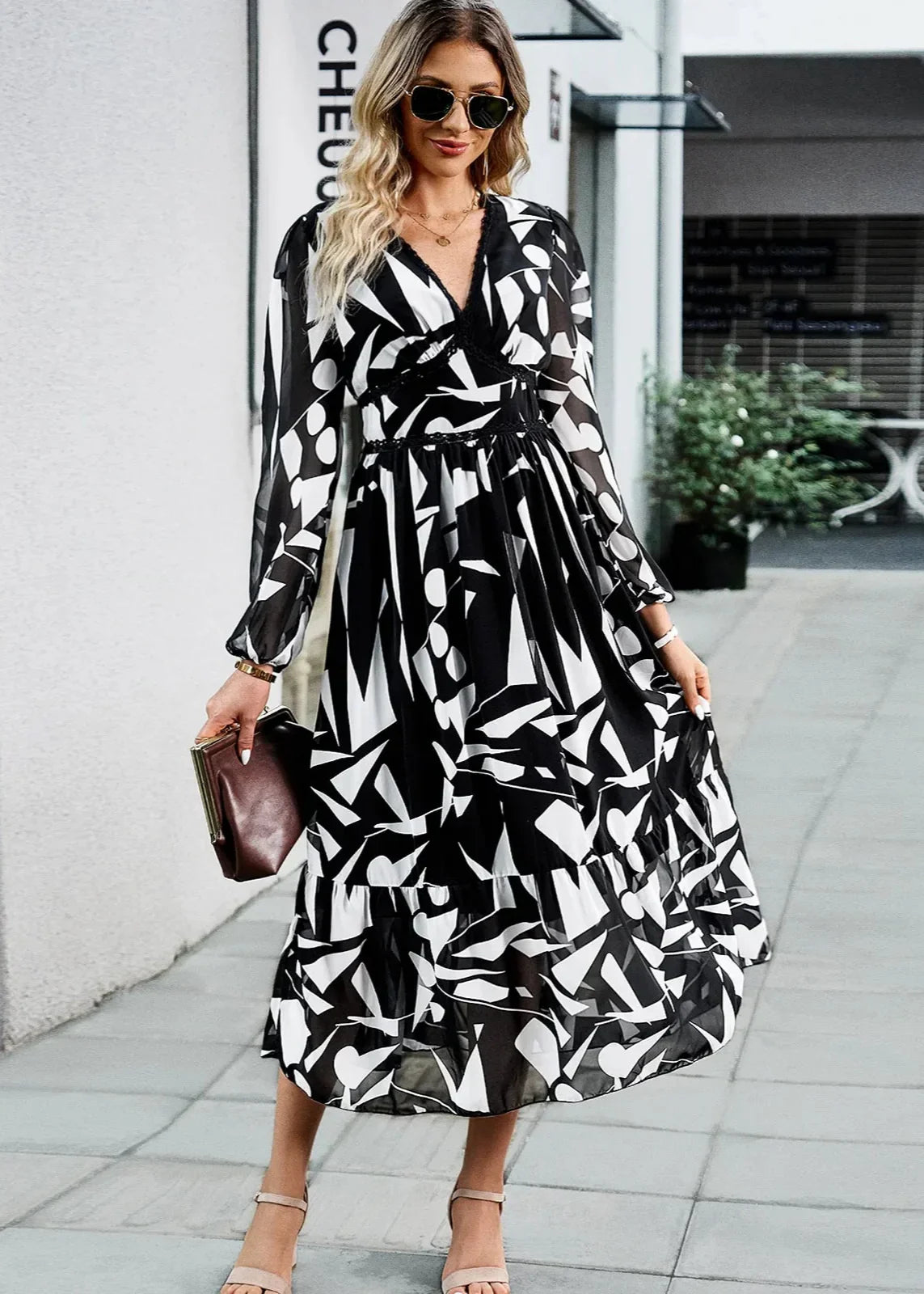 Lara - Figurbetontes Blumenkleid