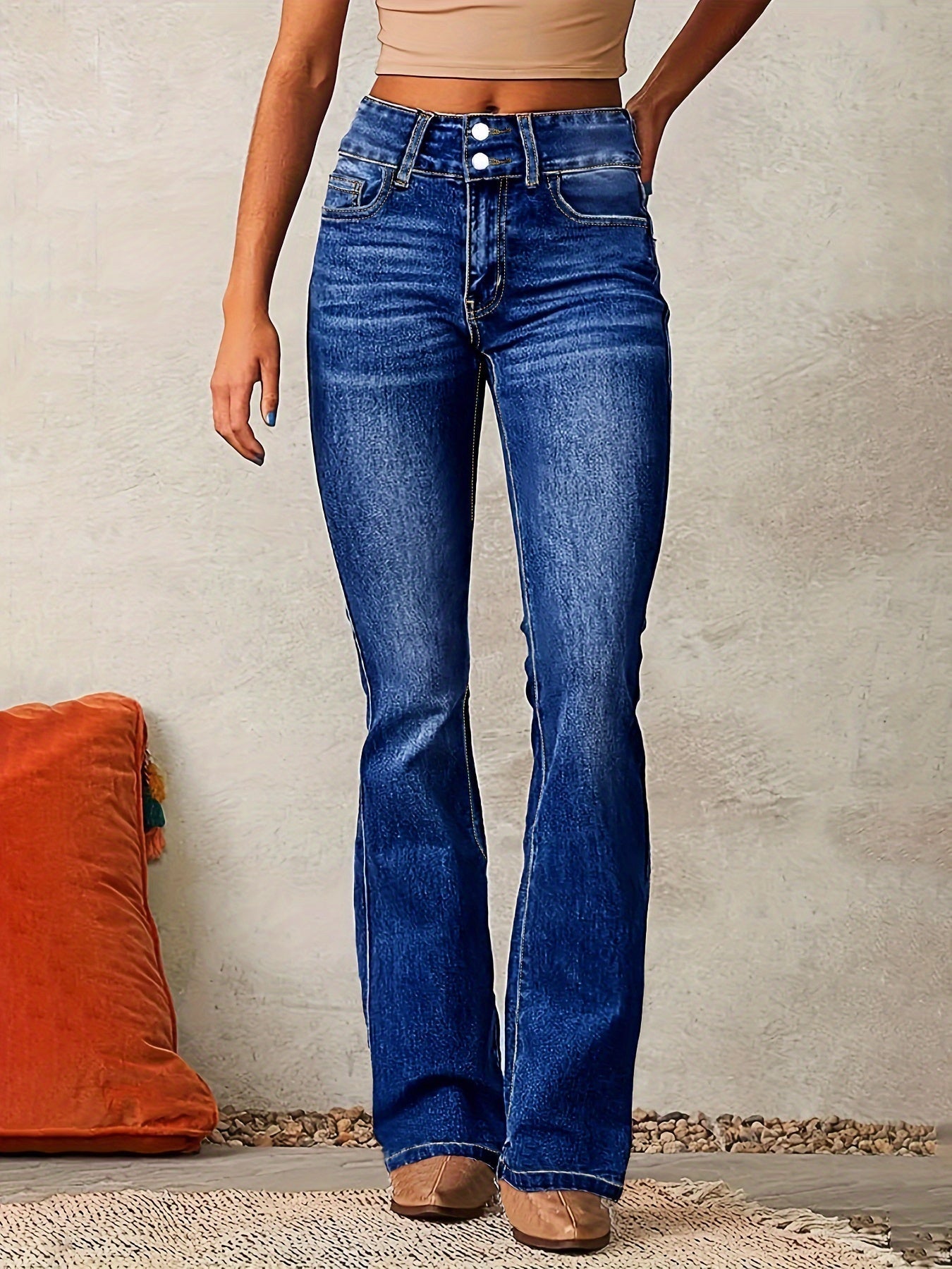 Hoch taillierte Flared Jeans mit Retro-Charme