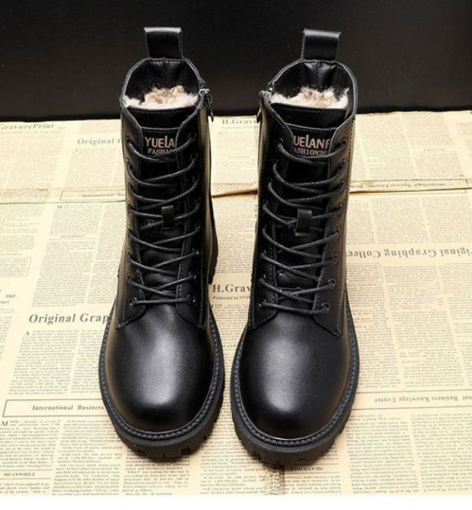 Hochgeschnittene Schnürstiefel für stilvolle Abenteuer