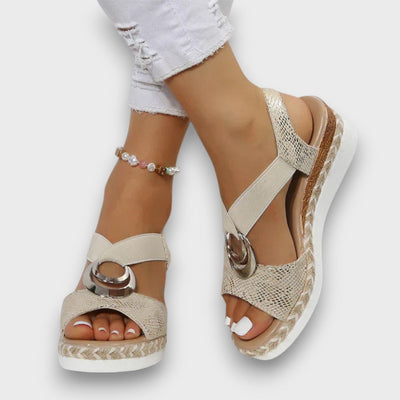 Solennea – Keilsandale mit goldener Silhouette