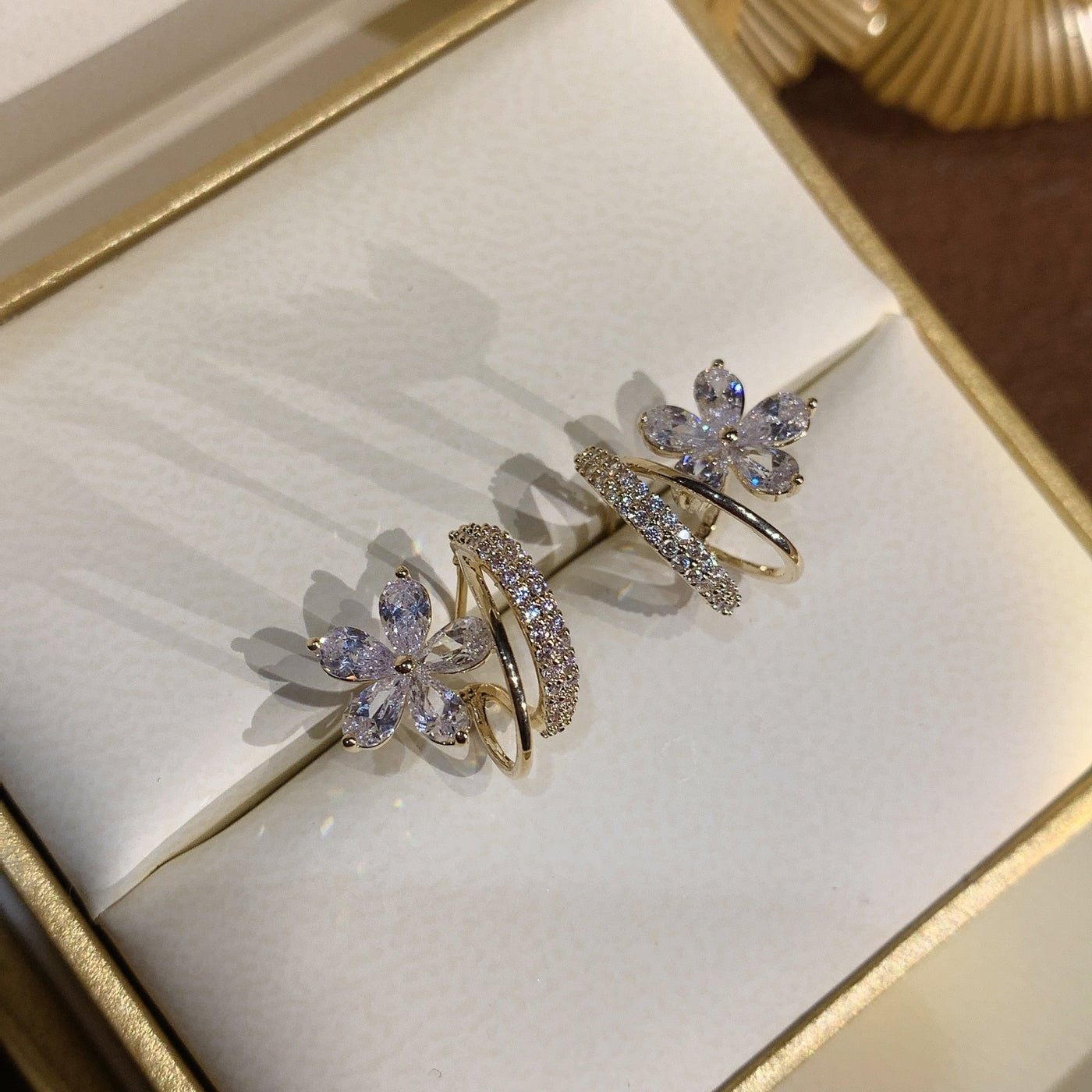 Florelle – Florale Ohrringe mit funkelndem Detail