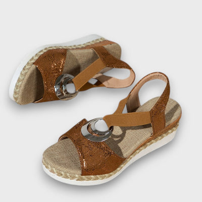 Solennea – Keilsandale mit goldener Silhouette