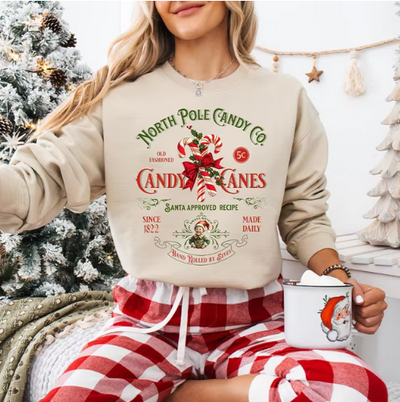 Isis® | Festlicher Pullover mit Zuckerstangen-Print, Design von North Pole Candy Co. für Damen