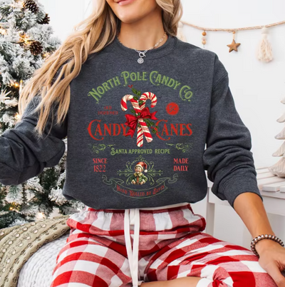 Isis® | Festlicher Pullover mit Zuckerstangen-Print, Design von North Pole Candy Co. für Damen