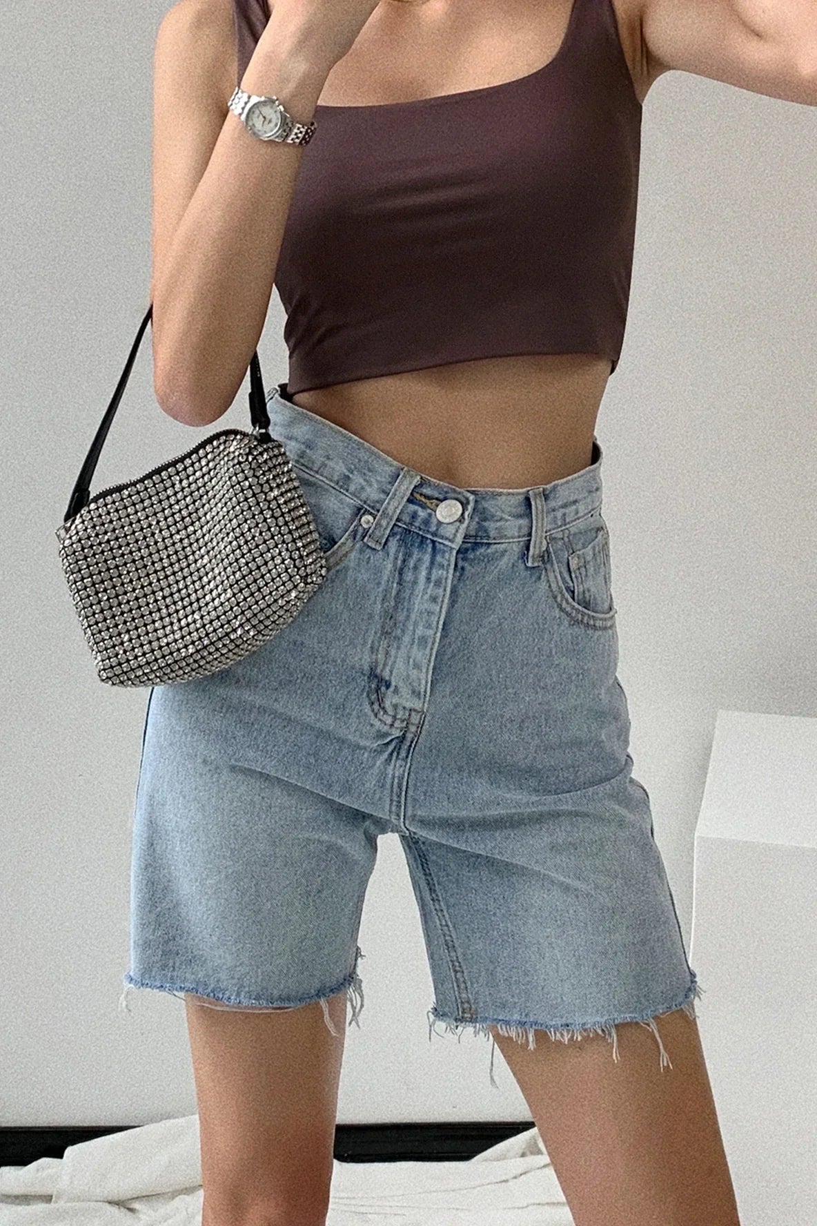 Damen-Jeans shorts im Bermuda-Stil mit Raw-Hem