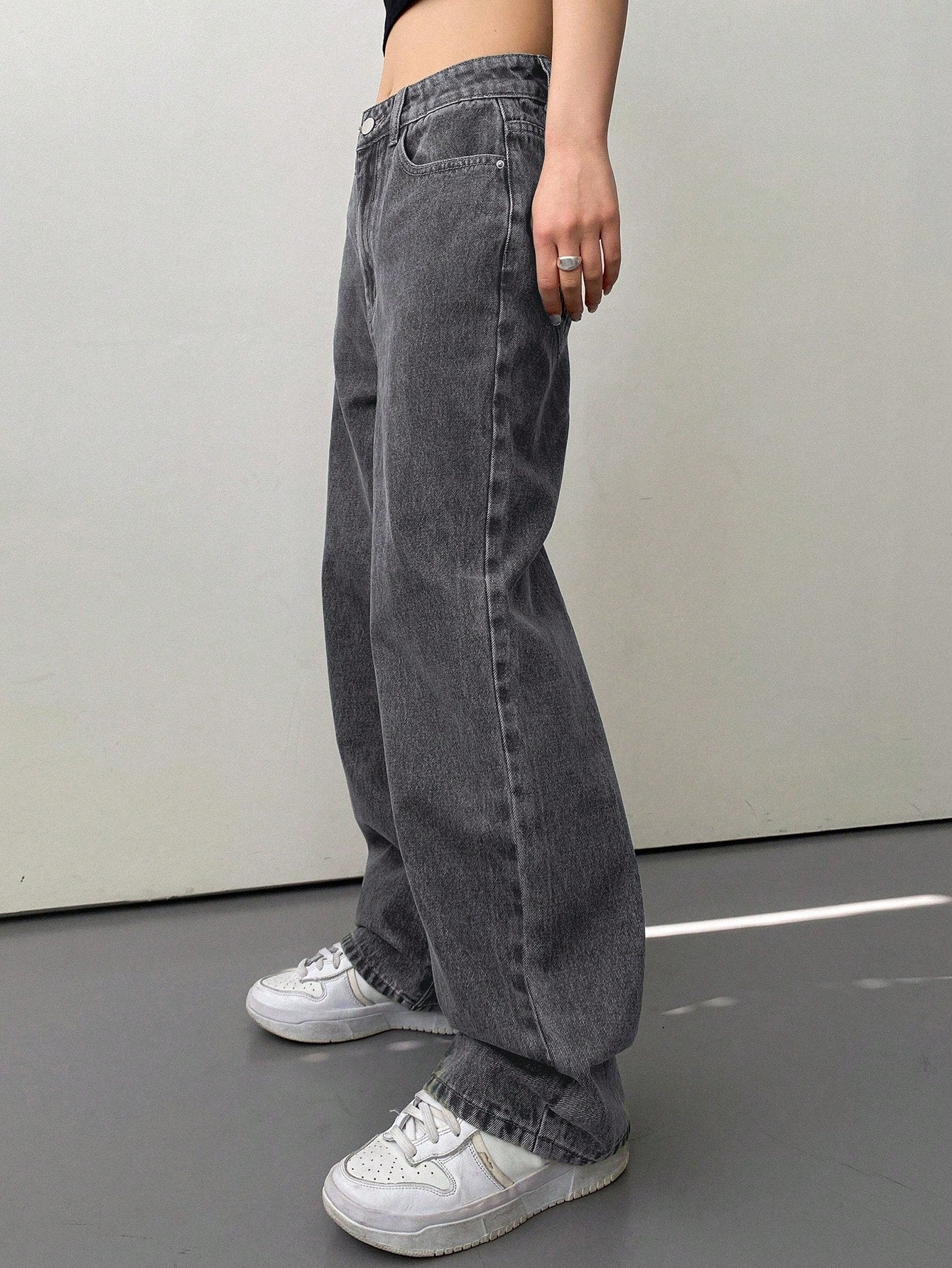 Lyros - Baggy Cool in Hellgrau – Deine Everyday-Denim mit Statement