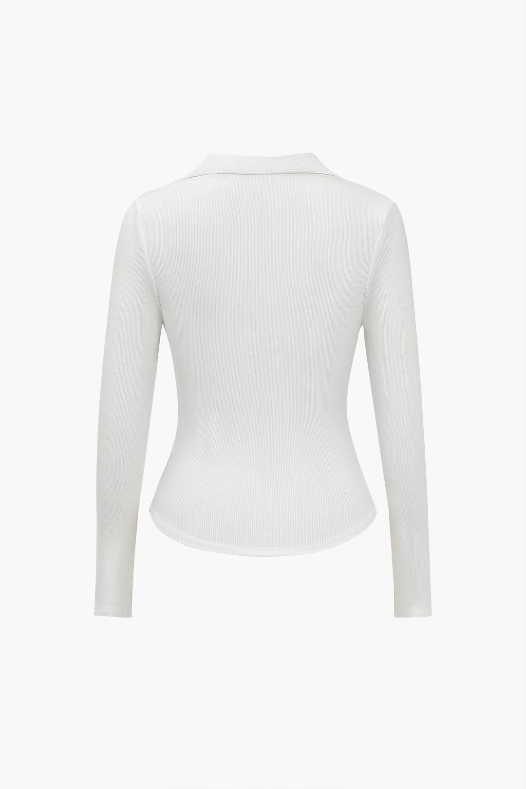 Dominique | Figurbetontes Langarm-Poloshirt mit tiefem V-Ausschnitt und eleganten Knopfdetails