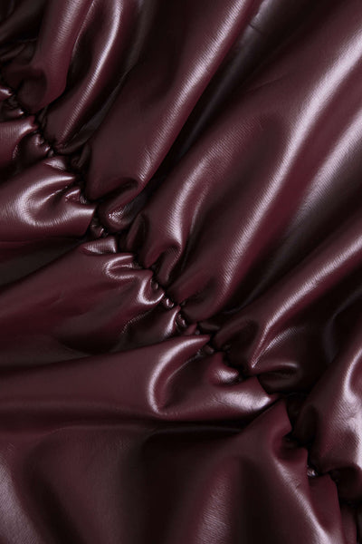 Jocasta | Figurbetonter Kunstleder-Minirock mit seitlicher Raffung und asymmetrischem Saum