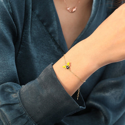 BEEA – Elegant Queen Bee Armband Accessory