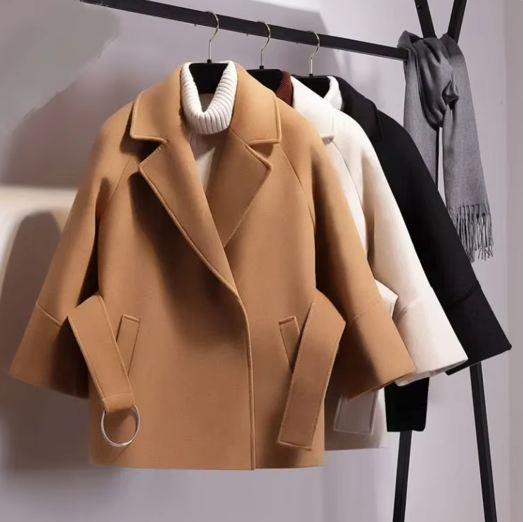 Kurzer Herrenmantel mit Reverskragen