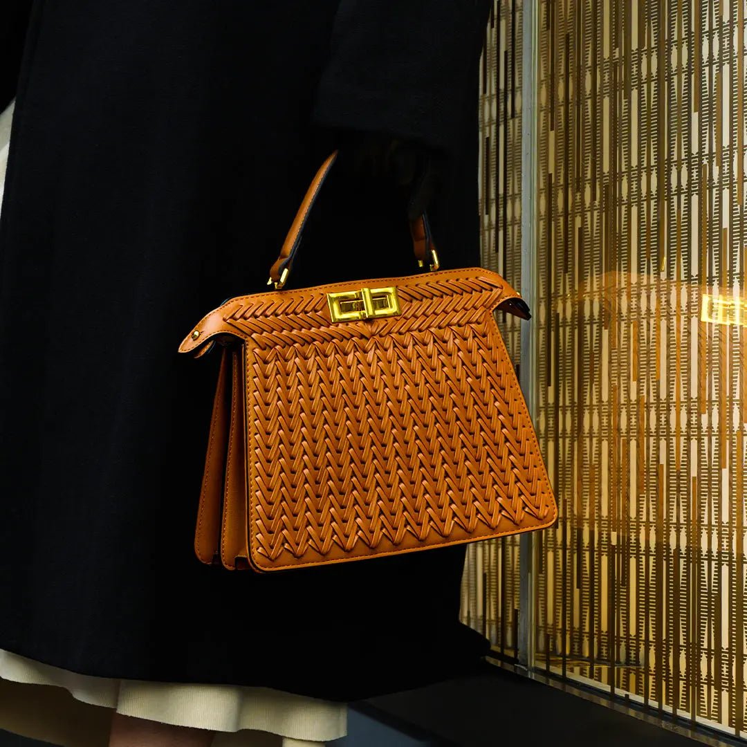 Estelle | Elegante geflochtene Handtasche mit Drehverschluss & goldenen Details