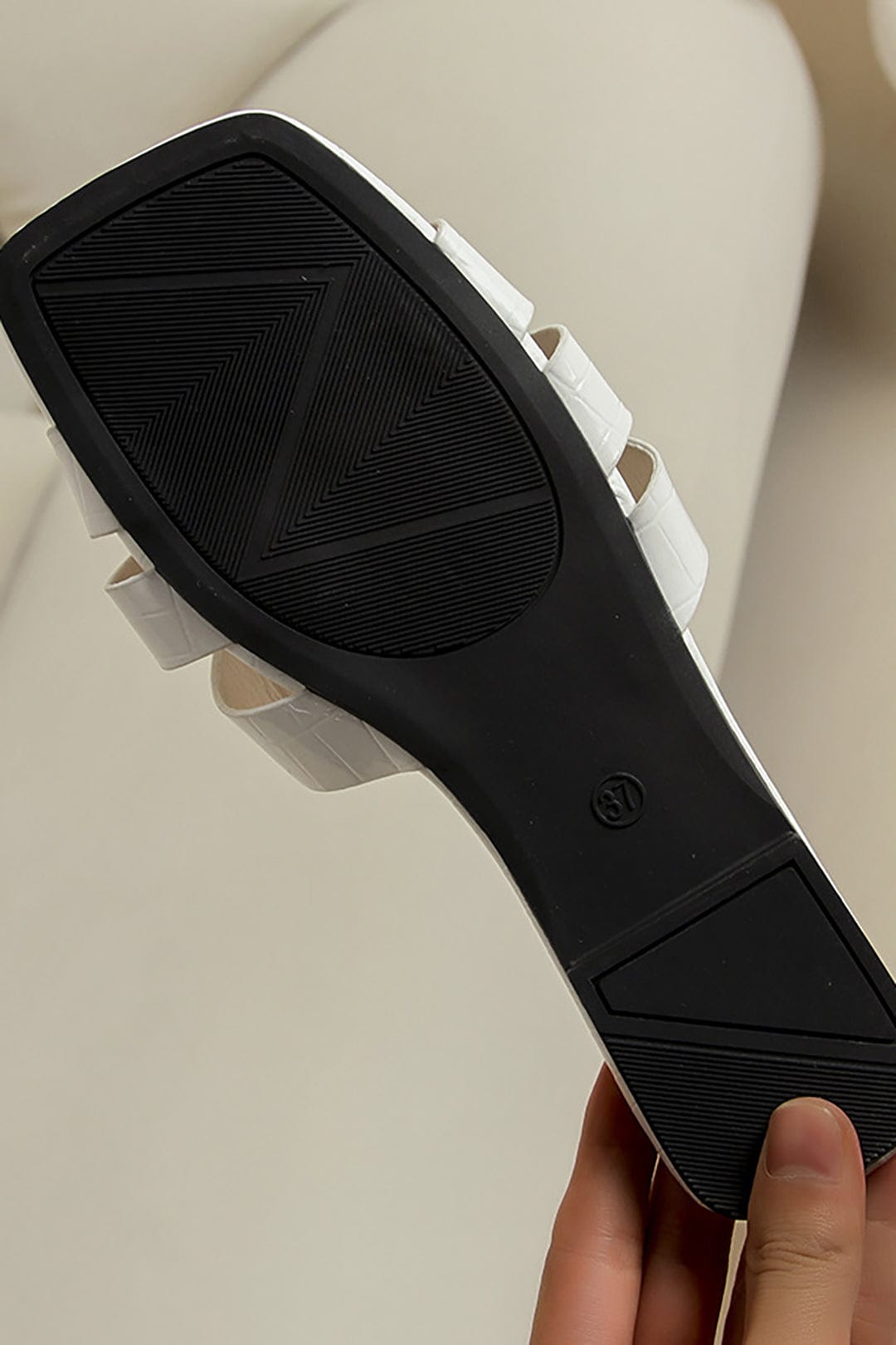 Elegante weiße Slides mit Kroko-Optik