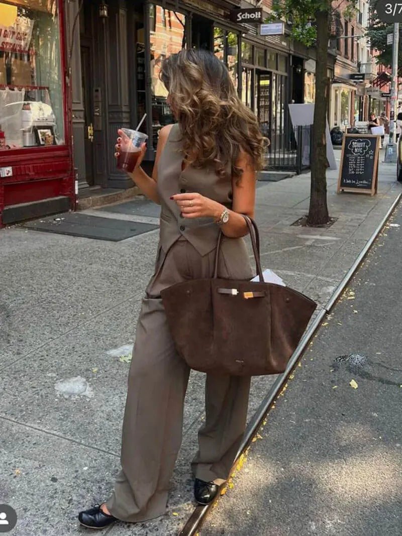 Melany | Strukturierte Tote Bag aus braunem Wildleder mit goldfarbenem Verschluss, Tragegriff & Schulterriemen